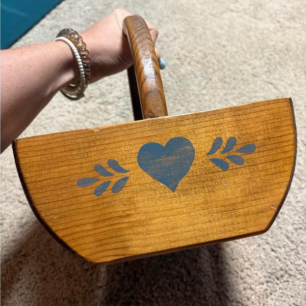 vintage wooden rustic basket from the 1980s w/heart-shaped design with a handle - Picture 4 of 10